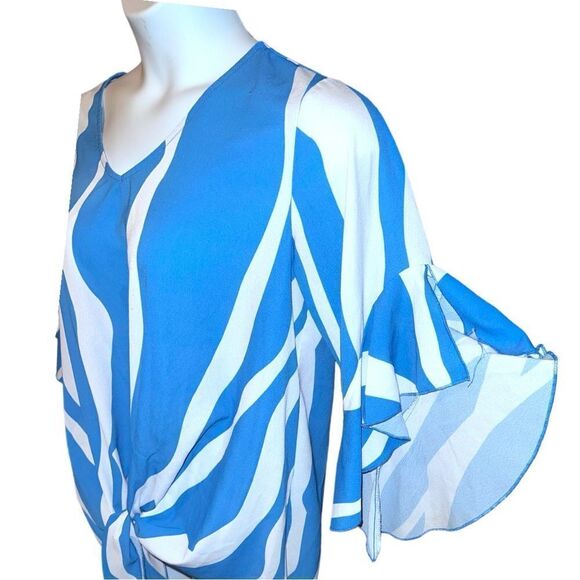 Blue and white wavy striped lightweight blouse! - Picture 7 of 9